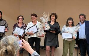 Remise des diplômes d’honneur pour le périple des 4 Aubignanaises ( Aubignan Paris en vélo )   Nicole T a représenté Martine.