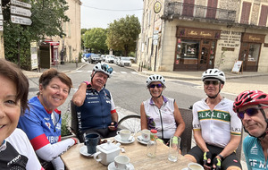 Tour du Ventoux avec pause café à Sault.